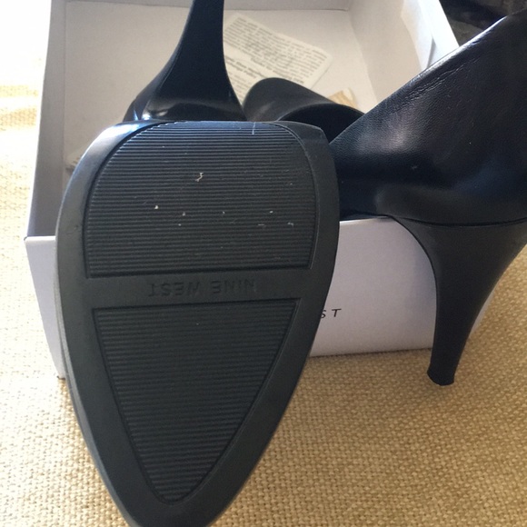 Nine West Platform Pump - Picture 3 of 8